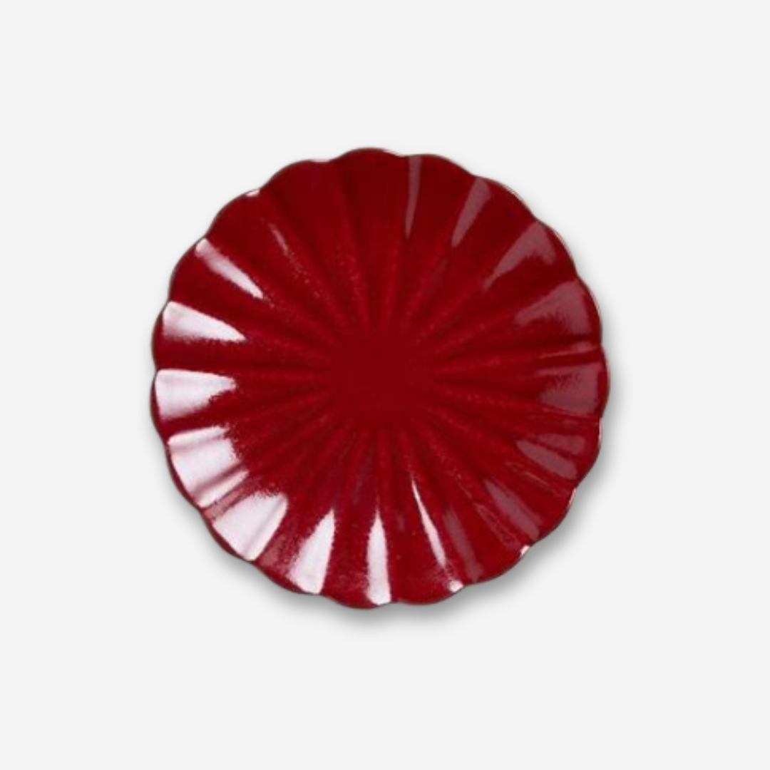 A red scalloped plate.