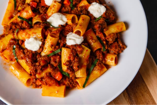 A plate of rigatoni pasta.