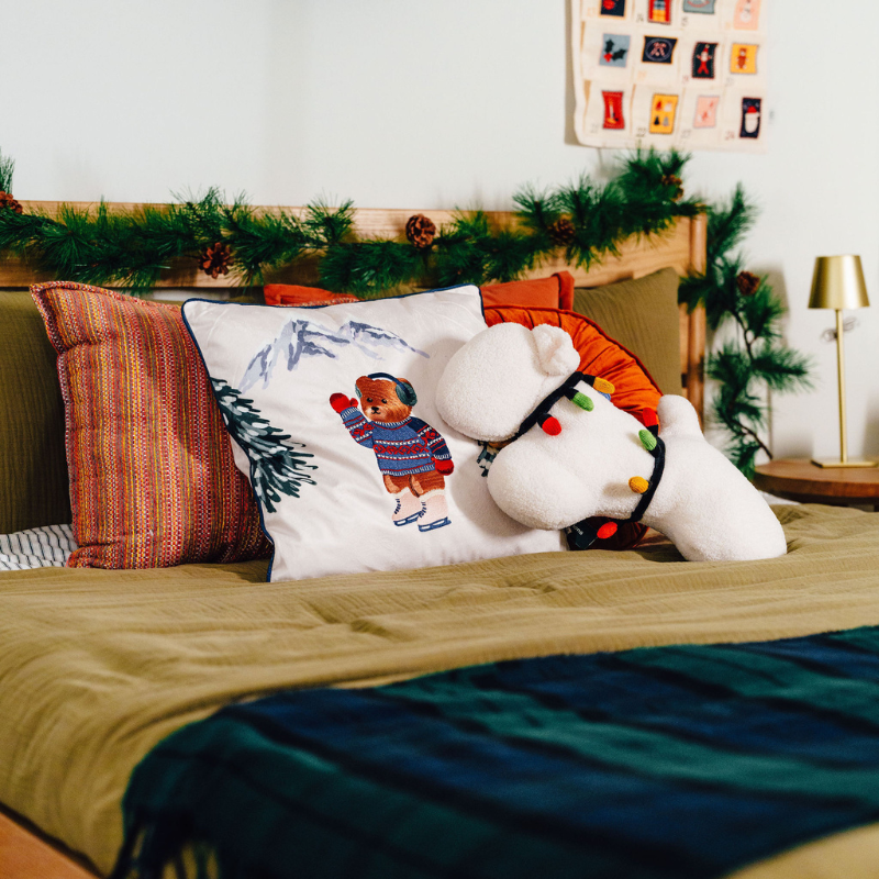 A child's bedroom decorated with holiday decor.