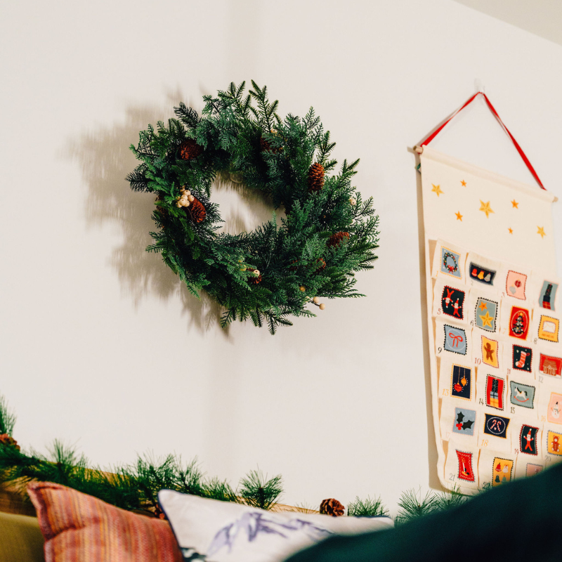 A child's bedroom decorated with holiday decor.